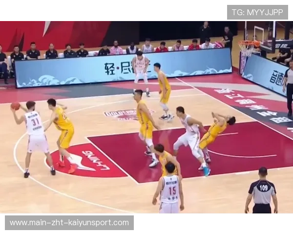 网球场爆发冲突：裁判被撞倒