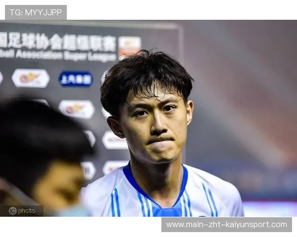 蒋圣龙完成个人第100场职业赛，获申花官方颁发纪念衫